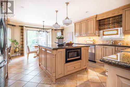 1729 Riverbend Court, Mississauga, ON - Indoor Photo Showing Kitchen With Upgraded Kitchen