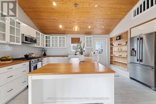 696 Lakeshore Road, Fort Erie (Lakeshore), ON - Indoor Photo Showing Kitchen With Upgraded Kitchen