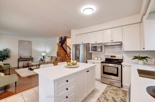 798 Spinning Wheel Crescent, Mississauga, ON - Indoor Photo Showing Kitchen With Double Sink