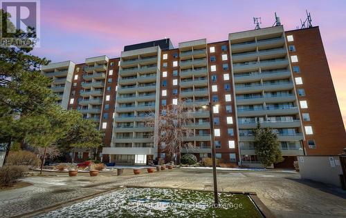 1004 - 1 FOUR WINDS DRIVE  Toronto, ON M3J 2T1