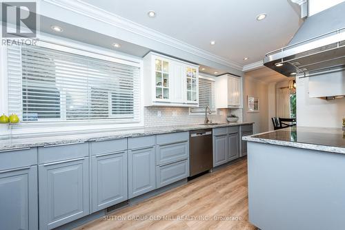 1603 Dewberry Crescent, Mississauga, ON - Indoor Photo Showing Kitchen With Upgraded Kitchen