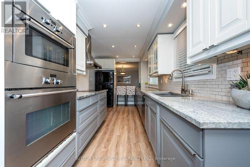 1603 Dewberry Crescent, Mississauga, ON - Indoor Photo Showing Kitchen With Upgraded Kitchen
