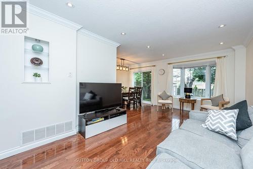 1603 Dewberry Crescent, Mississauga, ON - Indoor Photo Showing Living Room
