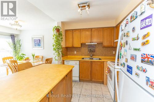 3842 Ridgepoint Way, Mississauga, ON - Indoor Photo Showing Kitchen With Double Sink