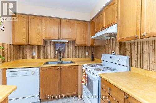 3842 Ridgepoint Way, Mississauga, ON - Indoor Photo Showing Kitchen