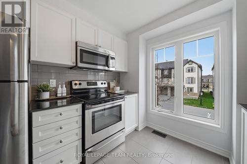 599 Foxlight Circle, Ottawa, ON - Indoor Photo Showing Kitchen With Stainless Steel Kitchen With Upgraded Kitchen