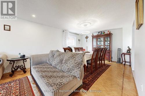 816 Willowbank Trail, Mississauga, ON - Indoor Photo Showing Living Room