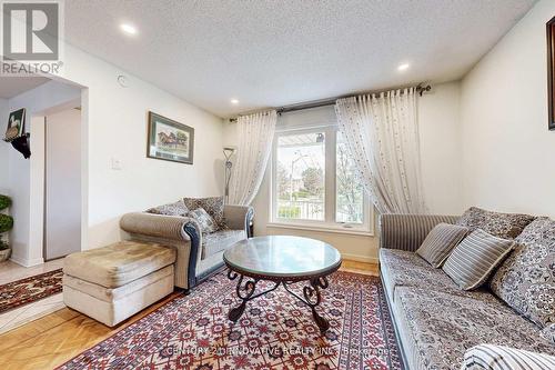 816 Willowbank Trail, Mississauga, ON - Indoor Photo Showing Living Room