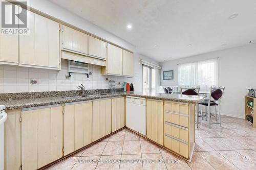 816 Willowbank Trail, Mississauga, ON - Indoor Photo Showing Kitchen