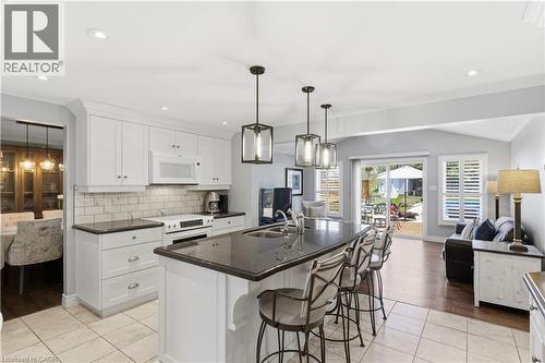 125 Covington Crescent, Kitchener, ON - Indoor Photo Showing Kitchen With Double Sink With Upgraded Kitchen