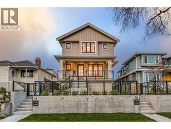 1 2943 E 44TH AVENUE  Vancouver, BC V5R 3A9