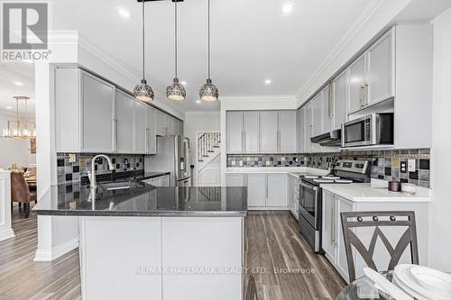 1109 Keswick Court, Oshawa, ON - Indoor Photo Showing Kitchen With Upgraded Kitchen