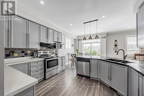 1109 Keswick Court, Oshawa, ON - Indoor Photo Showing Kitchen With Double Sink With Upgraded Kitchen