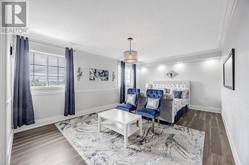 1109 Keswick Court, Oshawa, ON - Indoor Photo Showing Living Room