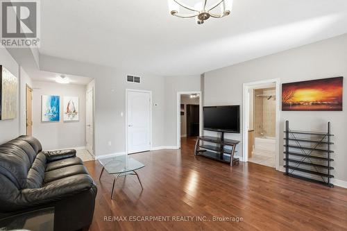 407 - 4006 Kilmer Drive, Burlington, ON - Indoor Photo Showing Living Room