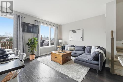 48 Code Crescent, Carleton Place, ON - Indoor Photo Showing Living Room