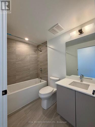 2075 Lakeshore Road, Burlington, ON - Indoor Photo Showing Bathroom