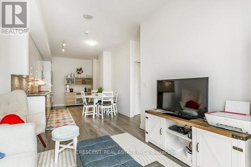Th101 - 99 Eagle Rock Way, Vaughan, ON - Indoor Photo Showing Living Room