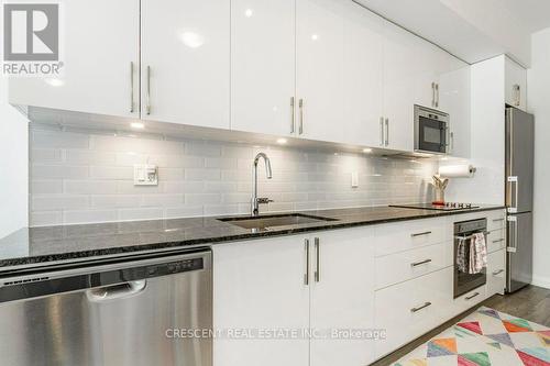 Th101 - 99 Eagle Rock Way, Vaughan, ON - Indoor Photo Showing Kitchen With Upgraded Kitchen