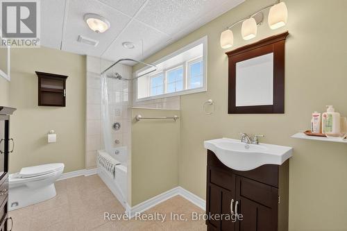 87 Trout Lane, Tiny, ON - Indoor Photo Showing Bathroom