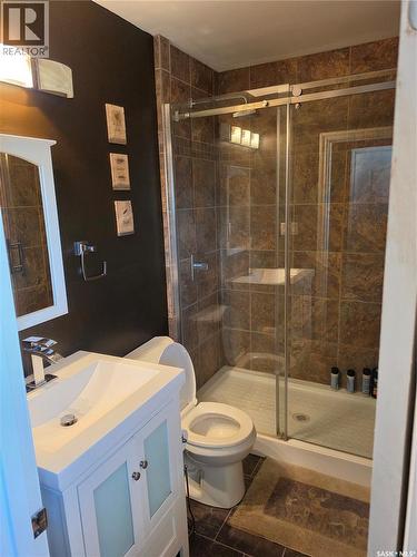 725 2Nd Avenue, Raymore, SK - Indoor Photo Showing Bathroom