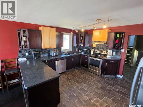 725 2Nd Avenue, Raymore, SK - Indoor Photo Showing Kitchen With Double Sink