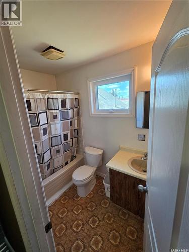 725 2Nd Avenue, Raymore, SK - Indoor Photo Showing Bathroom