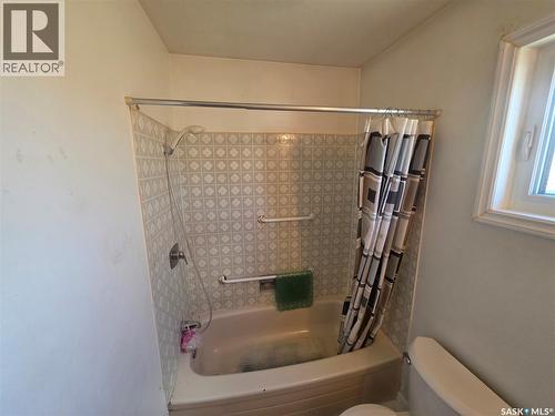 725 2Nd Avenue, Raymore, SK - Indoor Photo Showing Bathroom