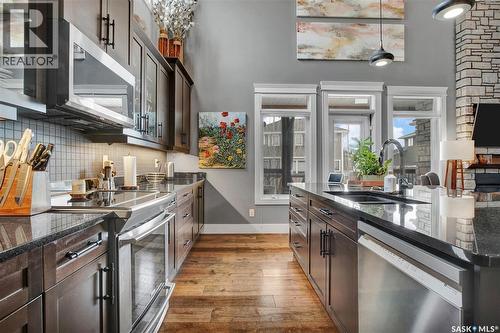 522 Hastings Crescent, Saskatoon, SK - Indoor Photo Showing Kitchen With Double Sink With Upgraded Kitchen