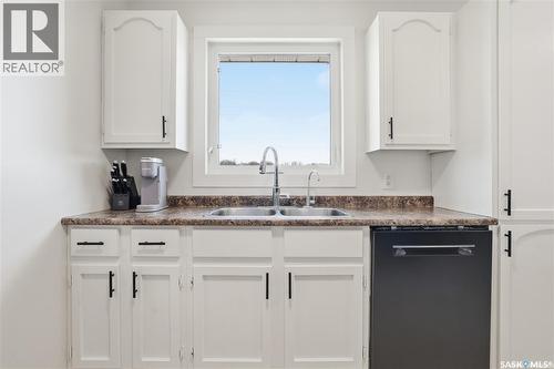 78 Vernon Crescent, Regina, SK - Indoor Photo Showing Kitchen With Double Sink