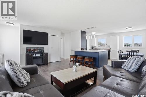 78 Vernon Crescent, Regina, SK - Indoor Photo Showing Living Room
