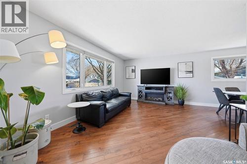 1 Rupert Drive, Saskatoon, SK - Indoor Photo Showing Living Room