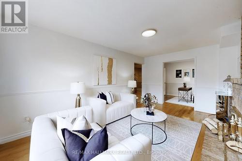 69 Dunbarton Court, Richmond Hill, ON - Indoor Photo Showing Living Room