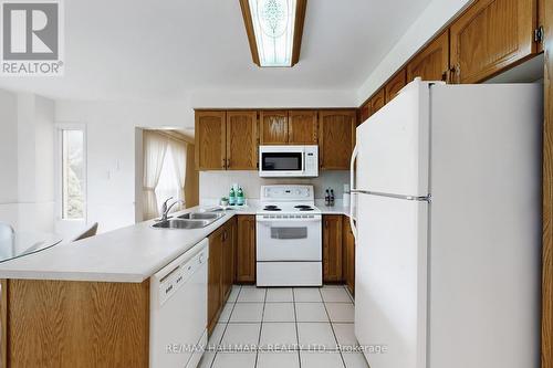 69 Dunbarton Court, Richmond Hill, ON - Indoor Photo Showing Kitchen With Double Sink
