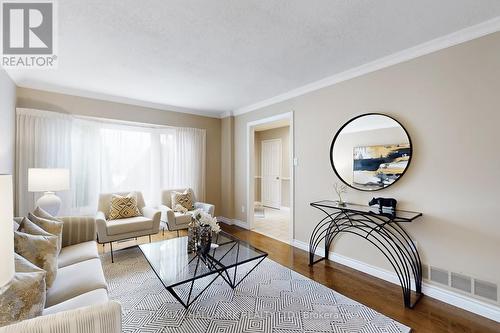 69 Dunbarton Court, Richmond Hill, ON - Indoor Photo Showing Living Room
