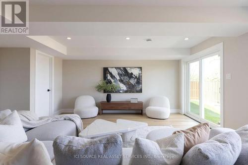 4061-2 Fracchioni Drive, Lincoln, ON - Indoor Photo Showing Living Room