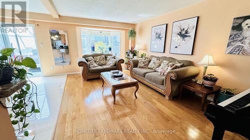 5812 Dalebrook Crescent, Mississauga, ON - Indoor Photo Showing Living Room
