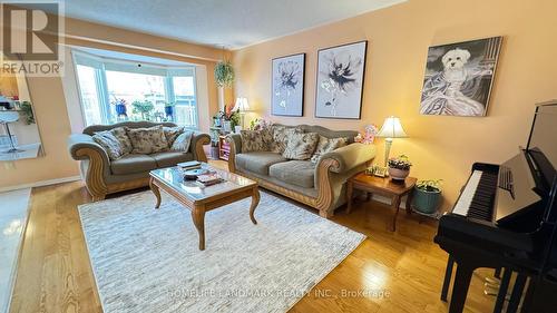 5812 Dalebrook Crescent, Mississauga, ON - Indoor Photo Showing Living Room
