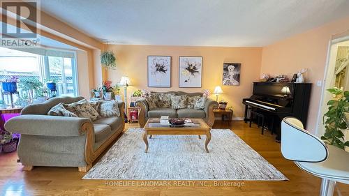 5812 Dalebrook Crescent, Mississauga, ON - Indoor Photo Showing Living Room