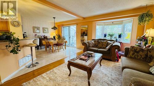 5812 Dalebrook Crescent, Mississauga, ON - Indoor Photo Showing Living Room