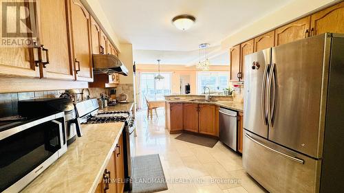 5812 Dalebrook Crescent, Mississauga, ON - Indoor Photo Showing Kitchen