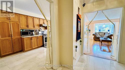 5812 Dalebrook Crescent, Mississauga, ON - Indoor Photo Showing Kitchen