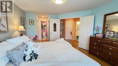 5812 Dalebrook Crescent, Mississauga, ON - Indoor Photo Showing Bedroom