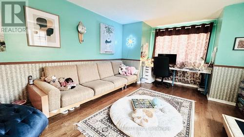 5812 Dalebrook Crescent, Mississauga, ON - Indoor Photo Showing Living Room