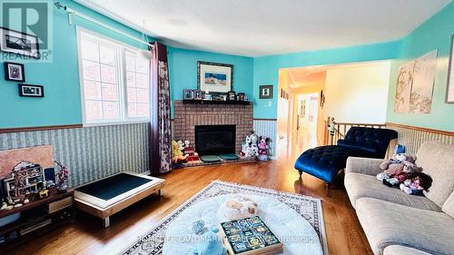 5812 Dalebrook Crescent, Mississauga, ON - Indoor Photo Showing Living Room With Fireplace