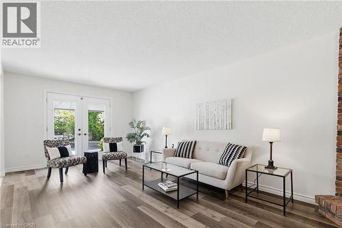 106 Maple Drive, Hamilton, ON - Indoor Photo Showing Living Room