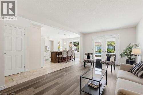 106 Maple Drive, Hamilton, ON - Indoor Photo Showing Living Room