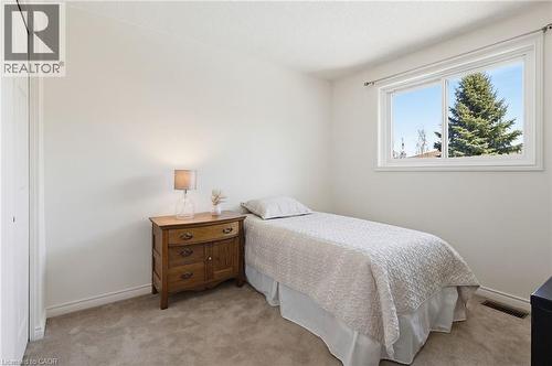 106 Maple Drive, Hamilton, ON - Indoor Photo Showing Bedroom