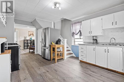 35 Deere Street, Welland (Lincoln/Crowland), ON - Indoor Photo Showing Kitchen