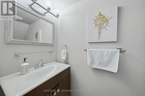 1644 Samuelson Circle, Mississauga, ON - Indoor Photo Showing Bathroom